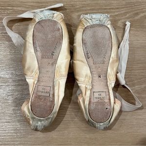 dead pointe shoes